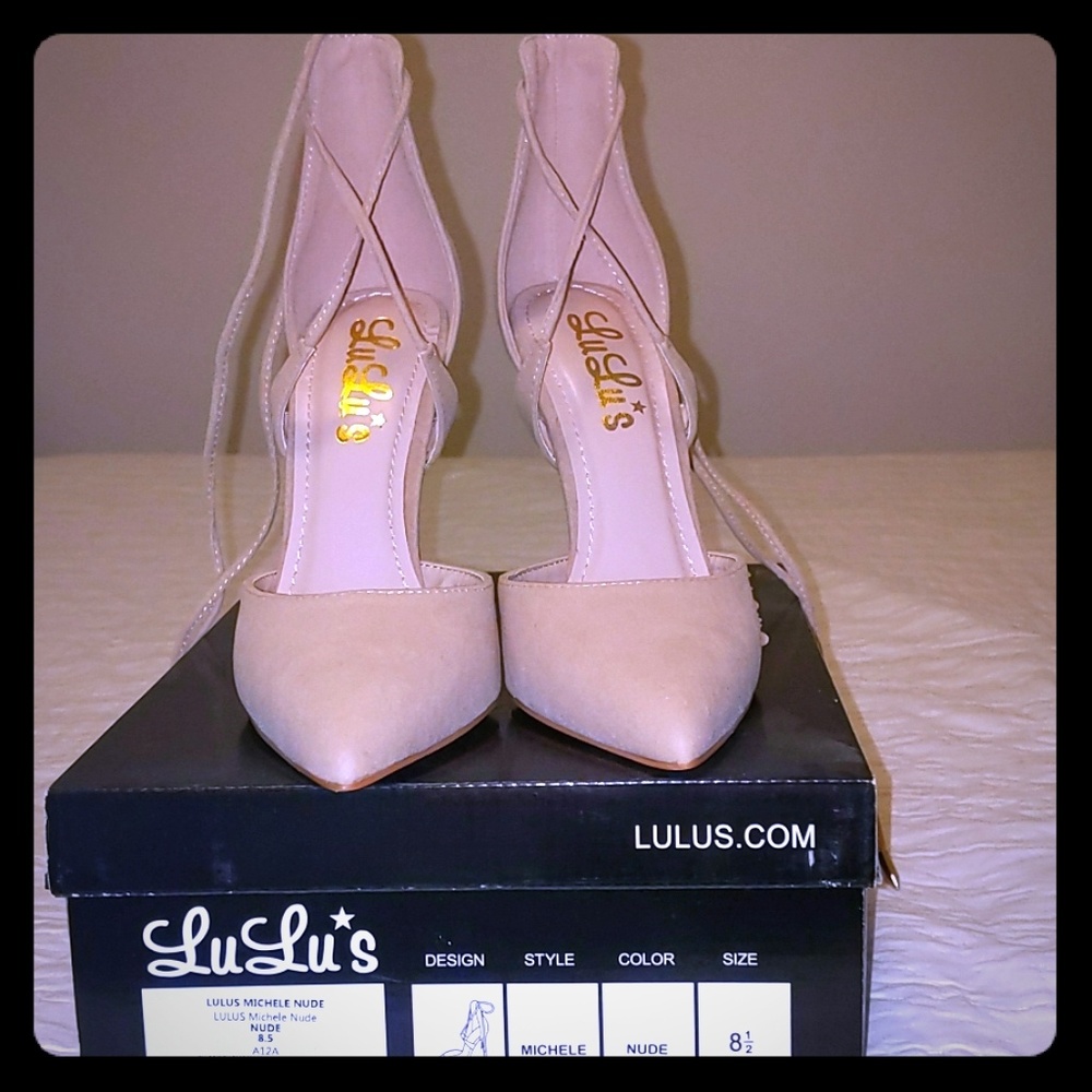 Nude,suede lace up pumps.